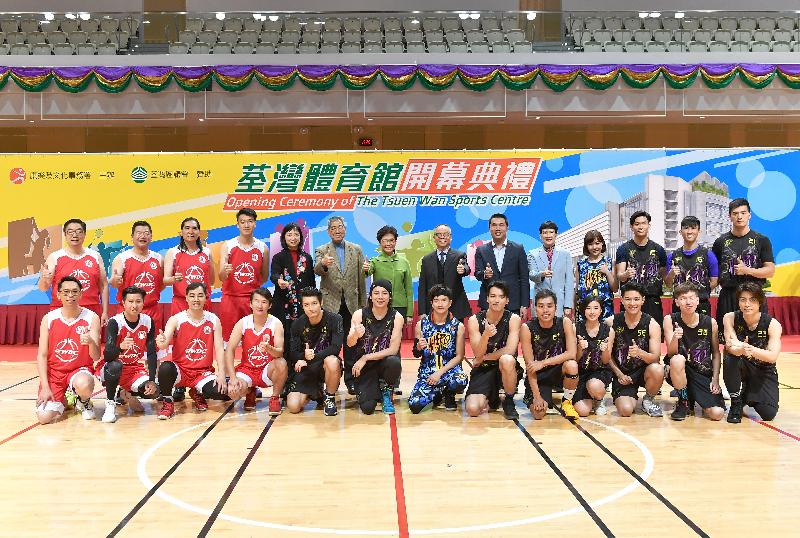The Chief Executive, Mrs Carrie Lam, attended the Opening Ceremony of the Tsuen Wan Sports Centre this afternoon (January 18). Photo shows (back row, from fifth right) the District Officer (Tsuen Wan), Miss Jenny Yip; the Chairman of the Tsuen Wan District Council's (TWDC) District Facilities Management Committee, Mr Wong Wai-kit; the Secretary for Home Affairs, Mr Lau Kong-wah; Mrs Lam; the Chairman of the TWDC, Mr Chung Wai-ping; the Director of Leisure and Cultural Services, Ms Michelle Li; and players of a basketball invitational game.
