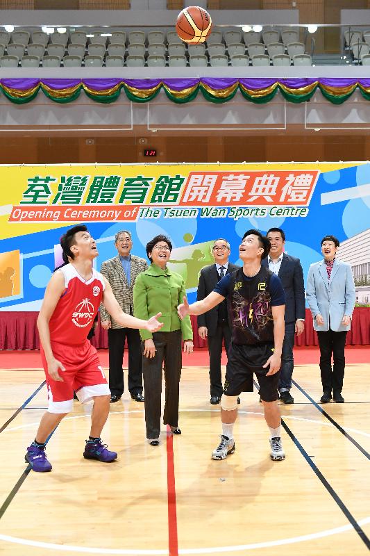 The Chief Executive, Mrs Carrie Lam, attended the Opening Ceremony of the Tsuen Wan Sports Centre this afternoon (January 18). Photo shows Mrs Lam (third left) officiating at the launch of a basketball invitational game. Looking on are the Secretary for Home Affairs, Mr Lau Kong-wah (fourth right); the District Officer (Tsuen Wan), Miss Jenny Yip (first right); the Chairman of the Tsuen Wan District Council (TWDC), Mr Chung Wai-ping (second left); and the Chairman of the TWDC's District Facilities Management Committee, Mr Wong Wai-kit (second right).

