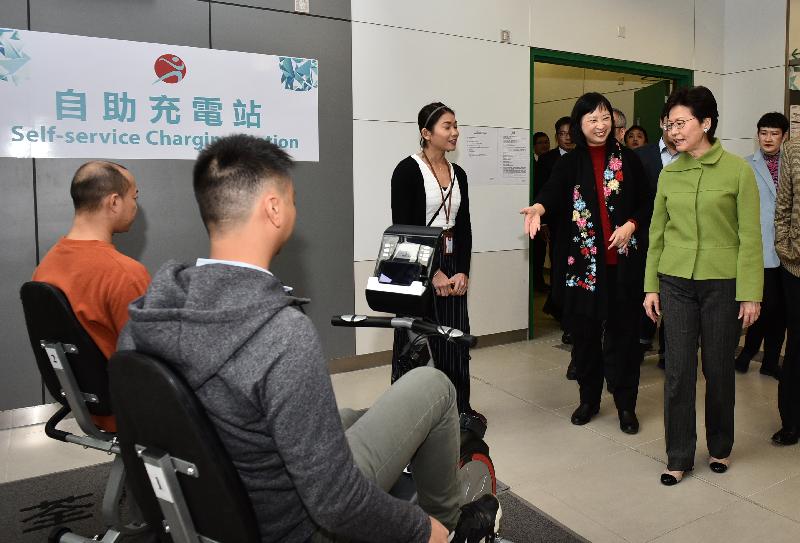 The Chief Executive, Mrs Carrie Lam, attended the Opening Ceremony of the Tsuen Wan Sports Centre this afternoon (January 18). Photo shows Mrs Lam (second right) viewing the Energy Bikes at the sports centre.