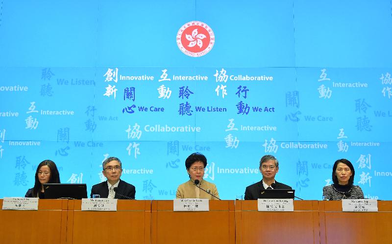 The Chief Executive, Mrs Carrie Lam (centre), holds a press conference today (January 18) on the implementation of a range of labour and welfare measures. Also present are the Secretary for Financial Services and the Treasury, Mr James Lau (second left); the Secretary for Labour and Welfare, Dr Law Chi-kwong (second right); the Director of Social Welfare, Ms Carol Yip (first right); and the Principal Assistant Secretary for Financial Services and the Treasury (Treasury), Ms Tracy Chu (first left).
