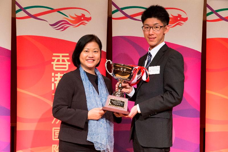 香港驻东京经济贸易首席代表翁佩雯（左）今日（一月十九日）在日本东京举行的「2018-2019香港杯全日本大学学生大使英语计划」决赛上颁发香港杯予冠军儿玉邦宏。
