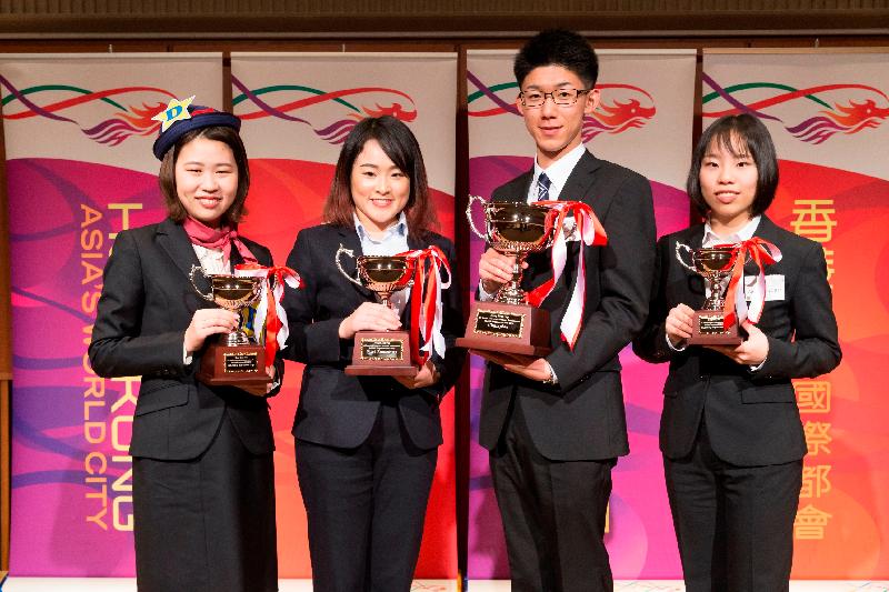 「2018-2019香港杯全日本大学学生大使英语计划」决赛今日（一月十九日）在日本东京举行。图示（左起）四名得奖者白根亚季乃、Niina Nomura、儿玉邦宏和山下蓝子于颁奖仪式后合照。