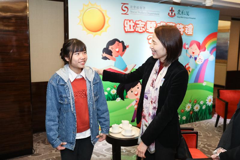 The Director of Social Welfare (DSW), Ms Carol Yip (right), chats with an awardee (left) at the 2019 Award Presentation Ceremony for DSW wards today (January 19).