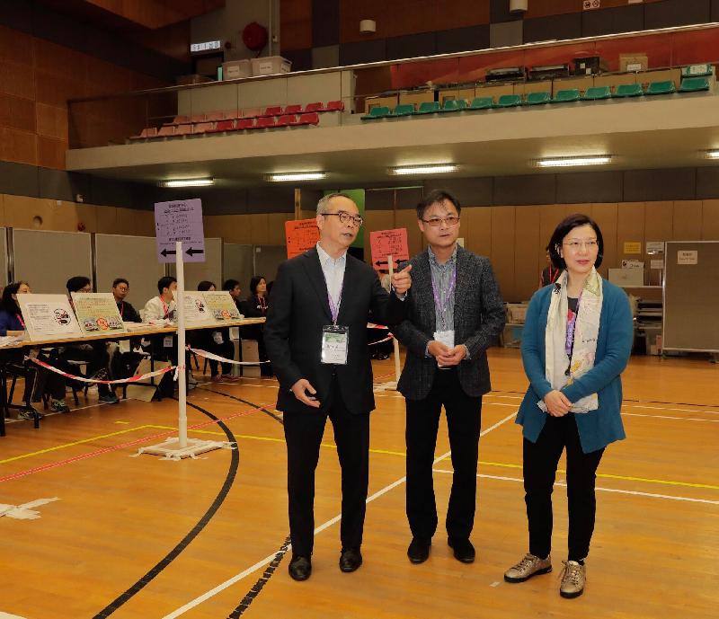 The Secretary for Home Affairs, Mr Lau Kong-wah, visited the polling station for the Kaifong Representative Election for Cheung Chau Market Town today (January 20). Photo shows Mr Lau (left); the Director of Home Affairs, Miss Janice Tse (right); and the District Officer (Islands), Mr Anthony Li (centre), observing the operation of the polling station.