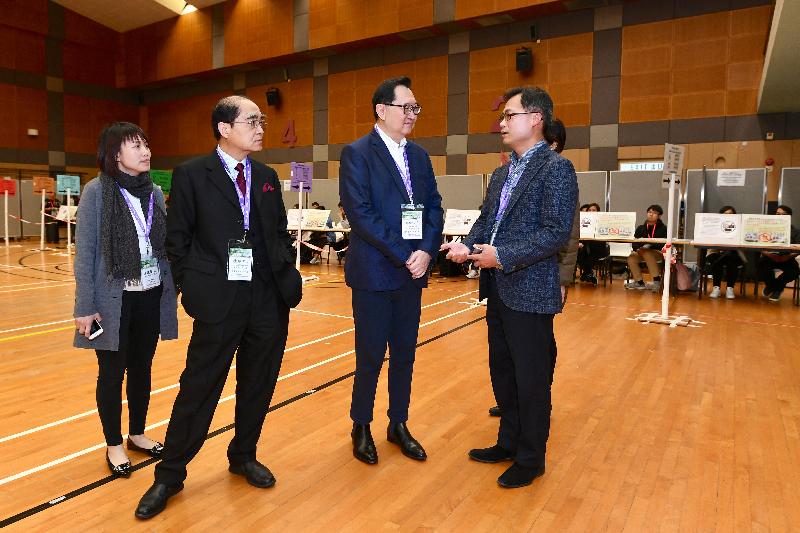 The Chairman of the Electoral Affairs Commission, Mr Justice Barnabas Fung Wah (third left) and Commission member Mr Arthur Luk, SC (second left) visits the polling station at Cheung Chau Sports Centre tonight (January 20) to inspect the operation of the 2019 Kaifong Representative Election.
