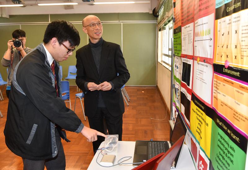 環境局局長黃錦星（右）今日（一月二十一日）到訪九龍城區一所中學，了解學生在環保方面的研究項目。