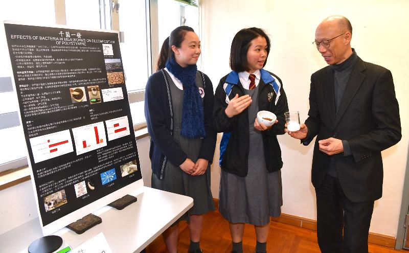 环境局局长黄锦星（右一）今日（一月二十一日）到访九龙城区一所中学，与该校学生及环保大使交谈，鼓励他们在日常生活实践节能减废，推广低碳环保生活。