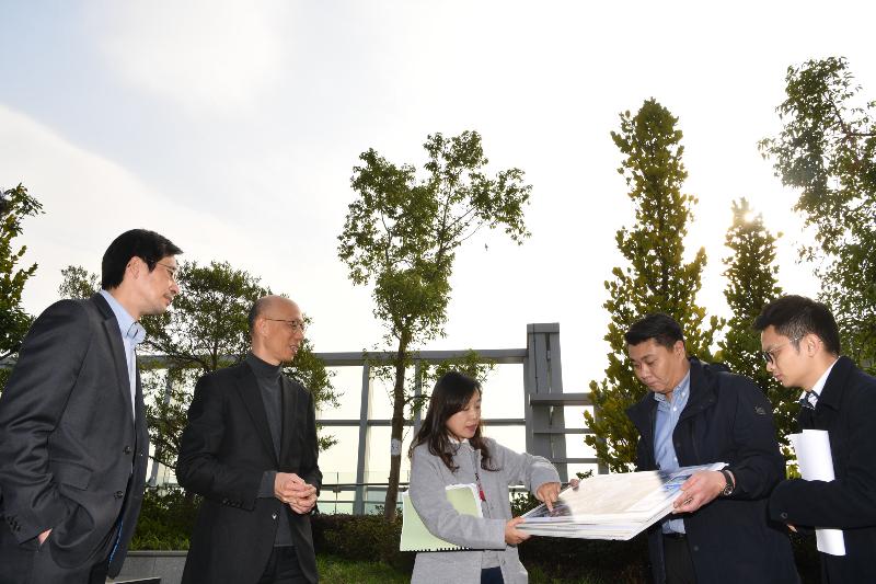 環境局局長黃錦星（左二）今日（一月二十一日）到訪位於啟德發展區的工業貿易大樓參觀，了解其節能裝備和綠化措施。