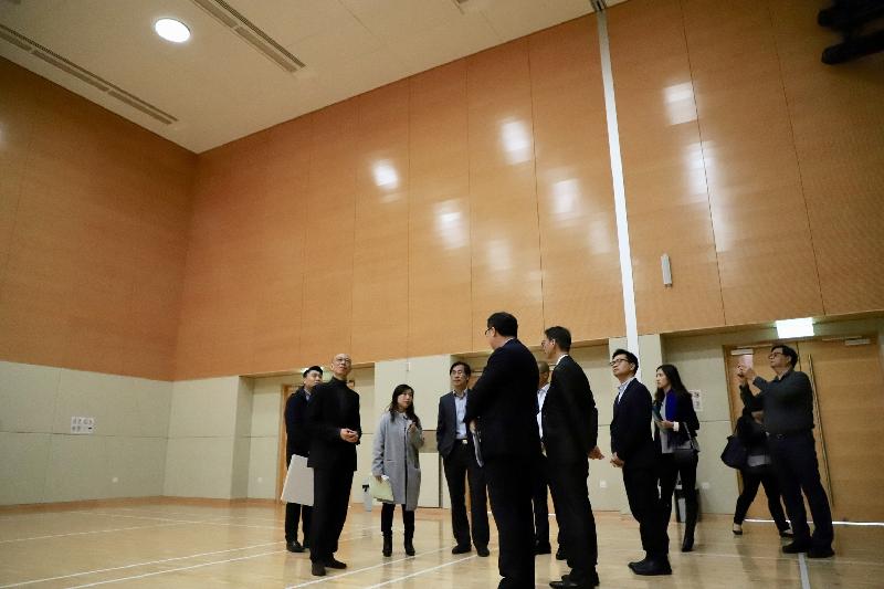 The Secretary for the Environment, Mr Wong Kam-sing (second left), visits the Kai Tak Community Hall today (January 21). The green roof of the hall is equipped with solar-tracking optic fibre light pipes to divert daylight for indoor lighting, thereby saving energy.