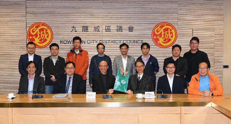 The Secretary for the Environment, Mr Wong Kam-sing (front row, third left), visits the Kowloon City District Council (KCDC) today (January 21) to meet with its members to listen to their views on the Government's environmental policies and learn more about their concerns on district environmental issues. Pictured next to Mr Wong are the Chairman of the KCDC, Mr Pun Kwok-wah (front row, third right), and the District Officer (Kowloon City), Mr Franco Kwok (front row, second left).
