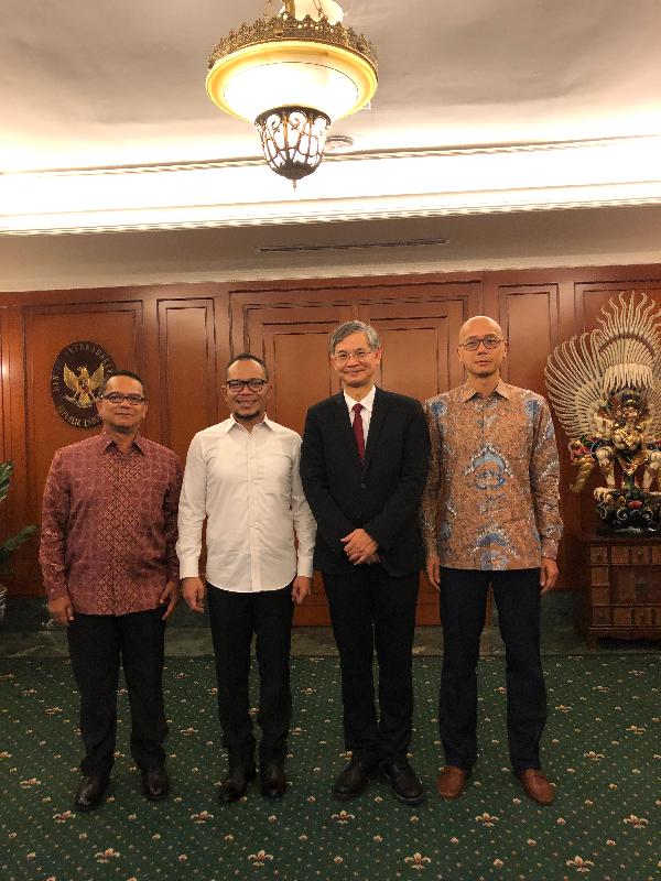 The Secretary for Labour and Welfare, Dr Law Chi-kwong (second right), accompanied by the Director-General of the Hong Kong Economic and Trade Office in Jakarta, Mr Law Kin-wai (first right), today (January 21) met with the Minister of Manpower of Indonesia, Mr Hanif Dhakiri (second left), during his visit to Jakarta. The Consul-General of the Republic of Indonesia in Hong Kong, Mr Tri Tharyat (first left), also attended.