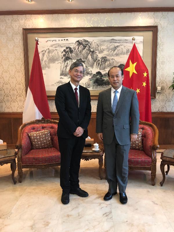 The Secretary for Labour and Welfare, Dr Law Chi-kwong (left), today (January 21) called on the Chinese Ambassador to Indonesia, Mr Xiao Qian, during his visit to Jakarta.