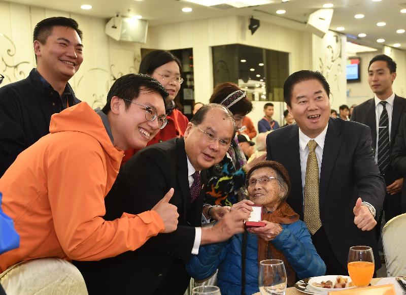署理行政长官张建宗（前排左二）今日（一月二十一日）傍晚出席香港工会联合会举办的「关怀全港独居长者　金猪报喜团年宴」，并致送礼品予长者。