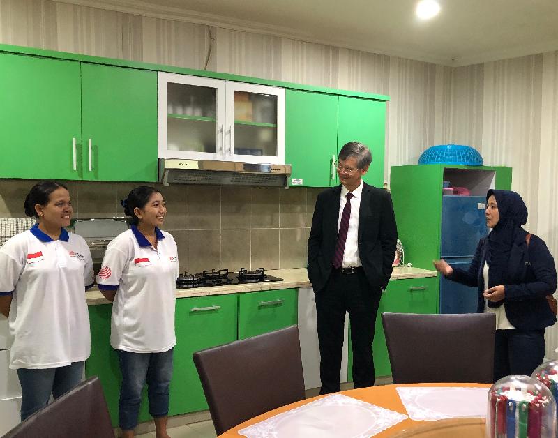 勞工及福利局局長羅致光博士今日（一月二十二日）在雅加達訪問期間，到訪印尼家庭傭工培訓中心。圖示羅致光博士（右二）與學員在模擬家居傾談。