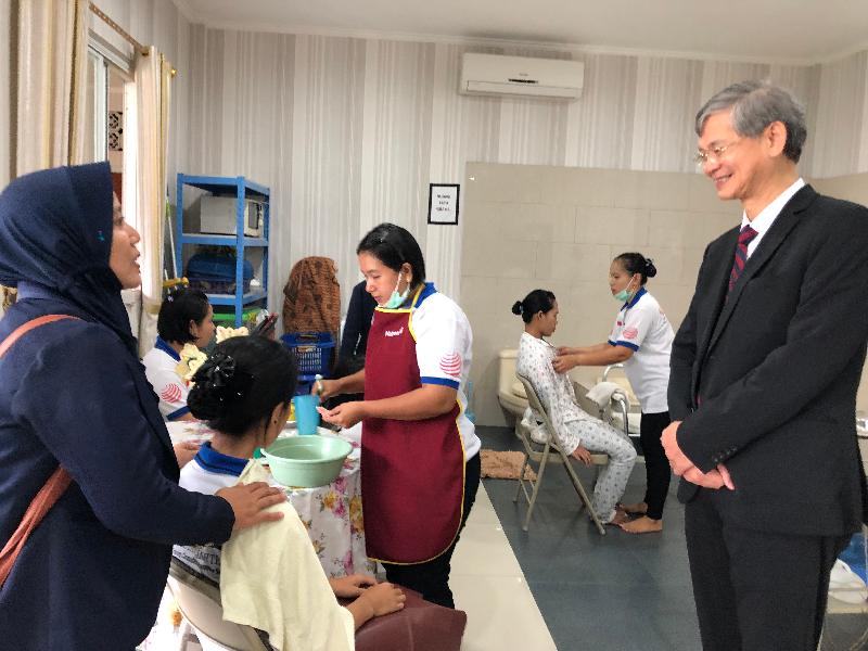 The Secretary for Labour and Welfare, Dr Law Chi-kwong, today (January 22) visited training centres for Indonesian domestic helpers during his visit to Jakarta. Photo shows Dr Law (first right) watching trainees learning skills to take care of the elderly.