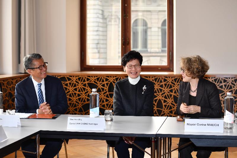 行政长官林郑月娥昨日（苏黎世时间一月二十一日）展开瑞士的访问行程。图示林郑月娥（中）与苏黎世市长Corine Mauch（右）会面，财政司司长陈茂波（左）亦有出席。