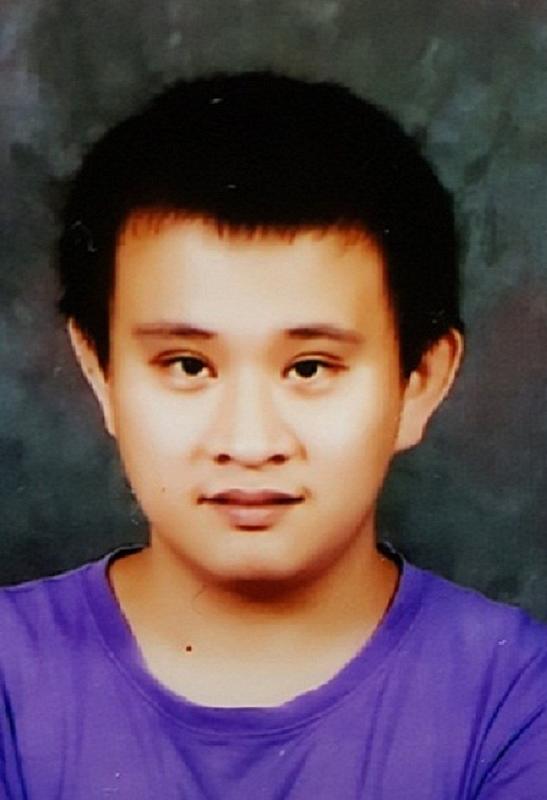 Yeung Chun-wai is about 1.65 metres tall, 77 kilograms in weight and of fat build. He has a round face with yellow complexion, short black hair. He was last seen wearing a pink long-sleeved T-shirt, black trousers, dark-coloured sports shoes and carrying a black rucksack. 