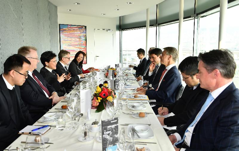 The Chief Executive, Mrs Carrie Lam, attended a lunch meeting with representatives from the Swiss Bankers Association yesterday (January 21, Zurich time) in Zurich, Switzerland. Photo shows Mrs Lam (third left); the Chairman of the Swiss Bankers Association, Mr Herbert Scheidt (third right); the Head of the Swiss State Secretariat for International Financial Matters, Mr Jörg Gasser (fourth right); and representatives from both sides at the meeting.