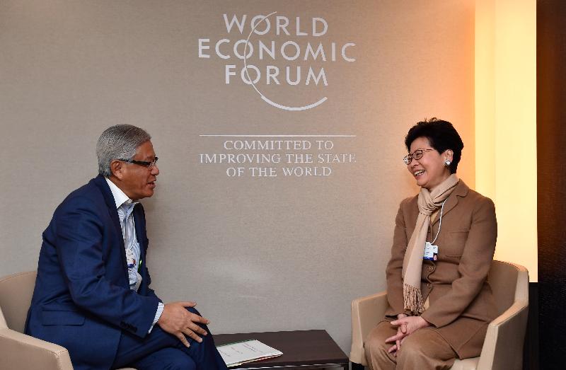 The Chief Executive, Mrs Carrie Lam, attended the World Economic Forum Annual Meeting in Davos, Switzerland today (January 22, Davos time). Photo shows Mrs Lam (right) meeting with the President of the National Academy of Medicine of the United States, Dr Victor Dzau. 