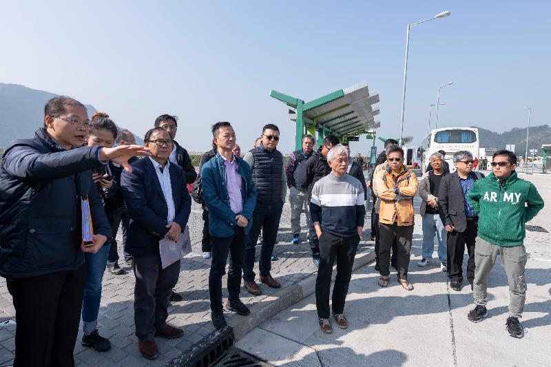 Legislative Council Members conducted a site visit to Tai O today (January 22) to follow up on a complaint put forth by a deputation about the location and design of the new bus terminus as well as the new public open space (previously known as the entrance plaza) in Tai O.