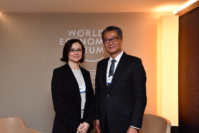 The Financial Secretary, Mr Paul Chan, attended the World Economic Forum Annual Meeting in Davos, Switzerland today (January 22, Davos time). Photo shows Mr Chan (right) meeting with the senior management of a reinsurance company there.