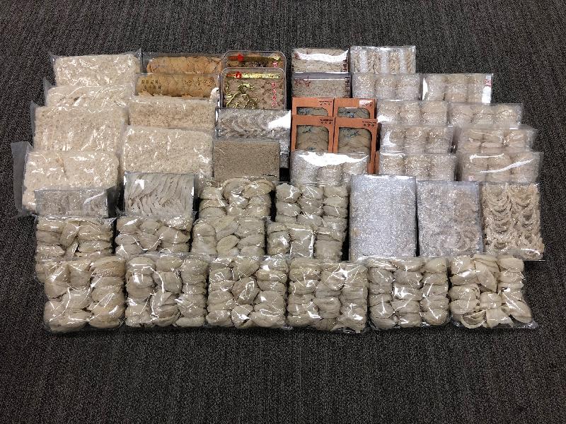 Hong Kong Customs yesterday (January 22) seized about 25 kilograms of suspected smuggled bird nest with an estimated market value of about $850,000 on board an outgoing coach at Lok Ma Chau Control Point.