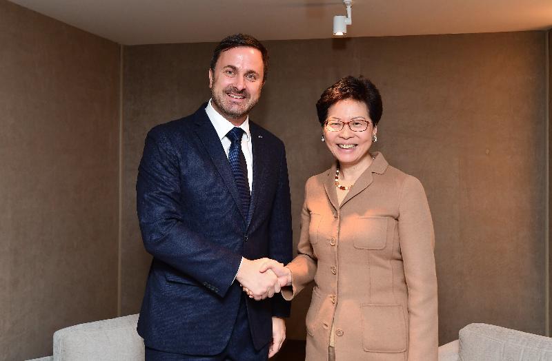 行政長官林鄭月娥昨日（達沃斯時間一月二十二日）在瑞士達沃斯出席世界經濟論壇年會。圖示林鄭月娥（右）與盧森堡首相貝特爾握手。