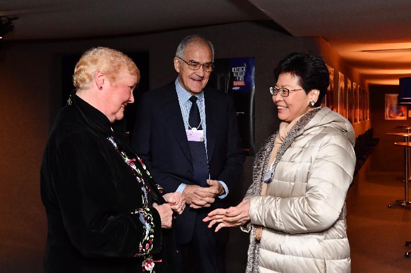 行政長官林鄭月娥昨日（達沃斯時間一月二十二日）在瑞士達沃斯出席世界經濟論壇年會。圖示林鄭月娥（右）與國際十字路會創辦人Malcolm Begbie（中）及Sally Begbie（左）會面。 