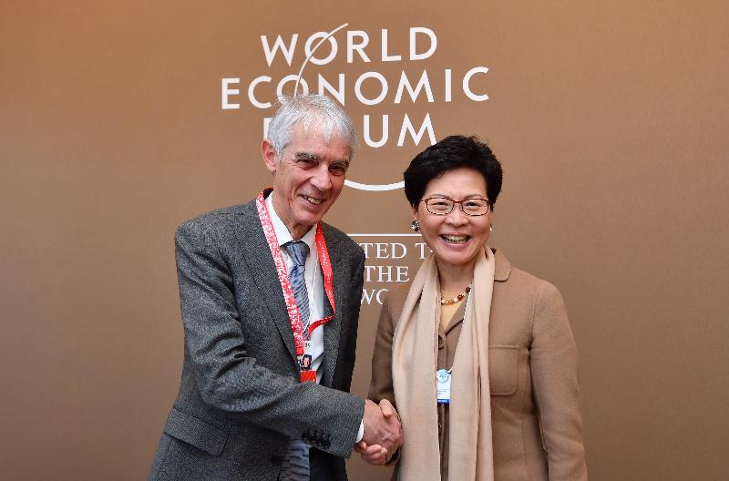 行政長官林鄭月娥昨日（達沃斯時間一月二十二日）在瑞士達沃斯出席世界經濟論壇年會。圖示林鄭月娥（右）與洛桑聯邦理工學院校長Martin Vetterli教授握手。