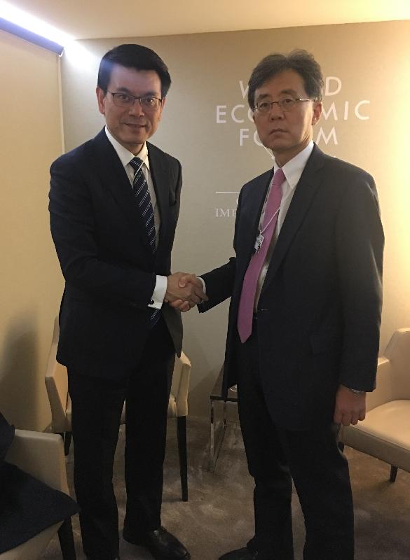 The Secretary for Commerce and Economic Development, Mr Edward Yau (left), met with the Minister for Trade of the Ministry of Trade, Industry and Energy of Korea, Mr Kim Hyun-chong (right), in Davos, Switzerland today (January 23, Davos time) to exchange views on trade issues and discuss the progress of the setting up of an Economic and Trade Office in Seoul.