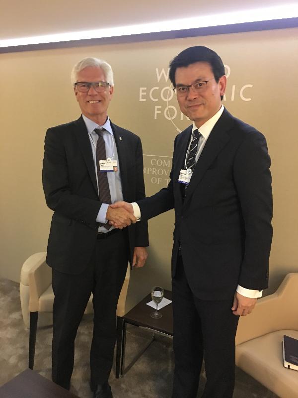 The Secretary for Commerce and Economic Development, Mr Edward Yau (right), held a bilateral meeting with the Federal Minister of International Trade Diversification of Canada, Mr James Carr (left), in Davos, Switzerland today (January 23, Davos time) to discuss the prospect of further strengthening trade co-operation between the two places.