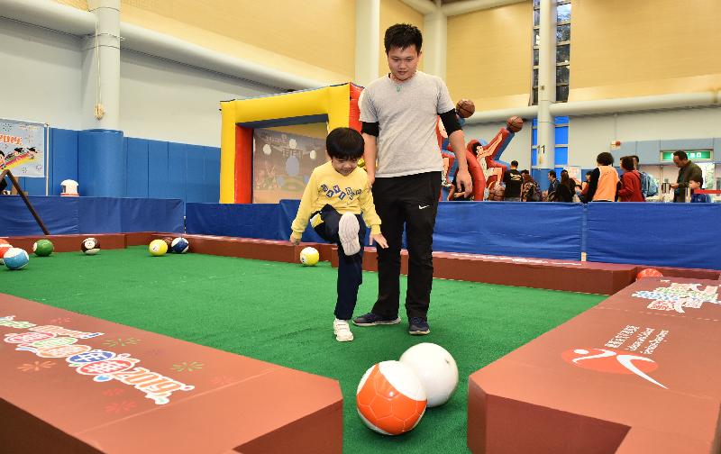The "Let's Move 2019" Carnival today (January 24) offered various kinds of sports demonstrations and participation sessions for special school students. Photo shows a student taking part in a pool soccer game.