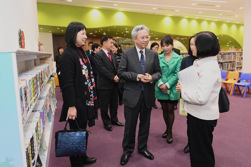 The Secretary for the Civil Service, Mr Joshua Law, visited the Leisure and Cultural Services Department today (January 24). Photo shows Mr Law (centre) being briefed by colleagues on the diverse services offered by the Yuen Long Public Library. Looking on is the Director of Leisure and Cultural Services, Ms Michelle Li (first left).