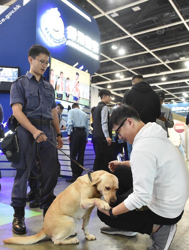 The Police Force introduces its work nature and provides recruitment information to visitors at the four-day Education and Careers Expo 2019 starting today (January 24). Photo shows a police dog interacting with a visitor.