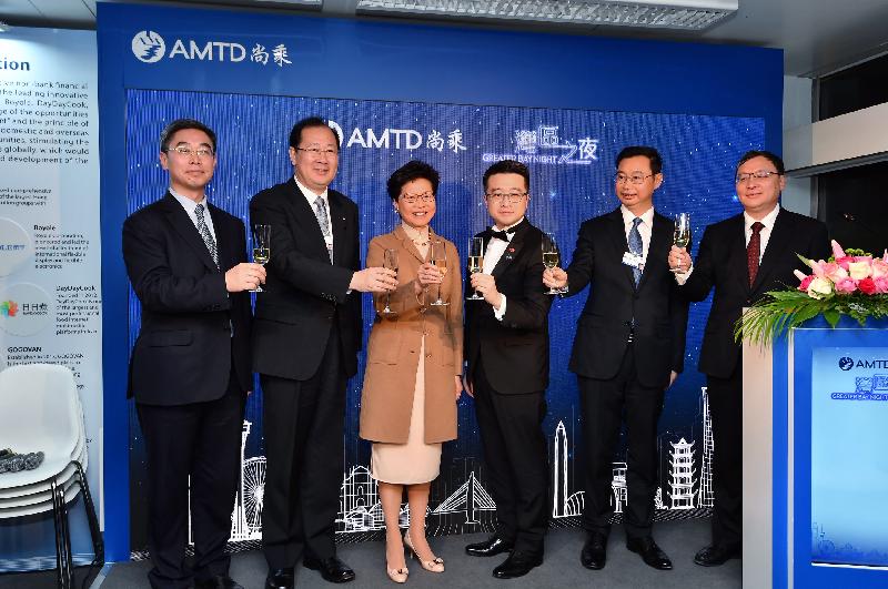 The Chief Executive, Mrs Carrie Lam, continued attending the World Economic Forum Annual Meeting in Davos, Switzerland yesterday (January 23, Davos time). Photo shows Mrs Lam (third left); the Deputy Secretary of the Chongqing Municipal Party Committee and former Deputy Secretary of the CPC Guangdong Provincial Committee, Mr Ren Xuefeng (second left); Vice Minister of Transport Mr Dai Dongchang (first left); the Mayor of Guangzhou Municipal Government, Mr Wen Guohui (second right); the Chairman and President of the AMTD Group, Mr Calvin Choi (third right); and other guests at a reception on the Guangdong-Hong Kong-Macao Greater Bay Area.