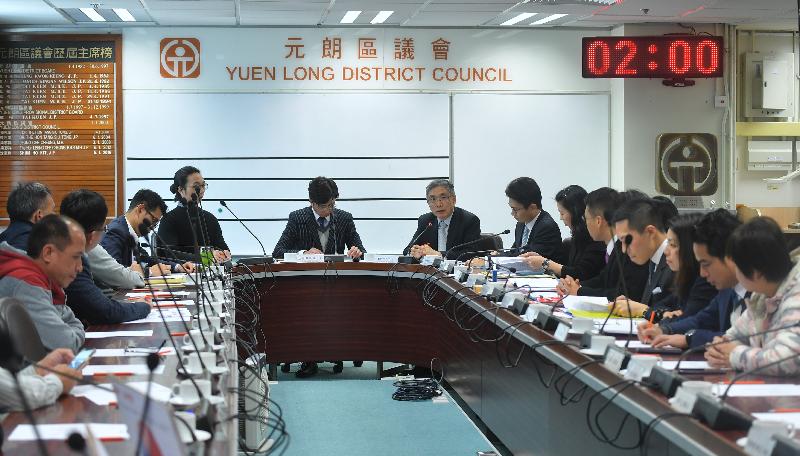 The Secretary for Financial Services and the Treasury, Mr James Lau (seventh left), visits the Yuen Long District Council today (January 24) to discuss various issues of concern with its Chairman, Mr Shum Ho-kit (sixth left), and other members. Accompanying him is the Under Secretary for Financial Services and the Treasury, Mr Joseph Chan (eighth left). 
