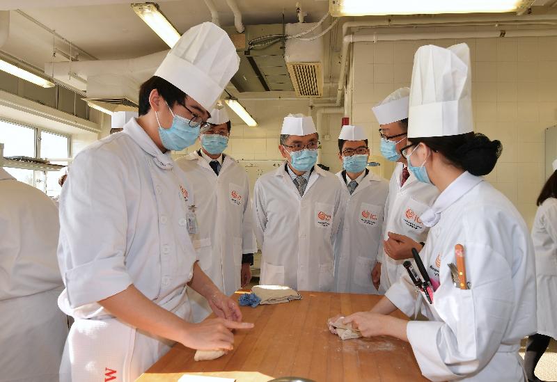 The Secretary for Financial Services and the Treasury, Mr James Lau (third left), visits the Hotel and Tourism Institute (Tin Shui Wai) of the Vocational Training Council today (January 24), where he chats with students of a bakery class to learn about their training. Joining him is the Under Secretary for Financial Services and the Treasury, Mr Joseph Chan (fourth left). 