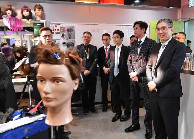 The Secretary for Financial Services and the Treasury, Mr James Lau (first right), visits Youth College (Tin Shui Wai) of the Vocational Training Council today (January 24) and observed a training class on hairdressing . 