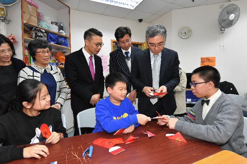 The Secretary for Financial Services and the Treasury, Mr James Lau (second right), visits Hong Kong Tin Shui Wai Women Association Tin Yuet Estate Mutual Help Child Care Centre today (January 24), joining the kids under the Neighbourhood Support Child Care Project to make handicrafts. 
