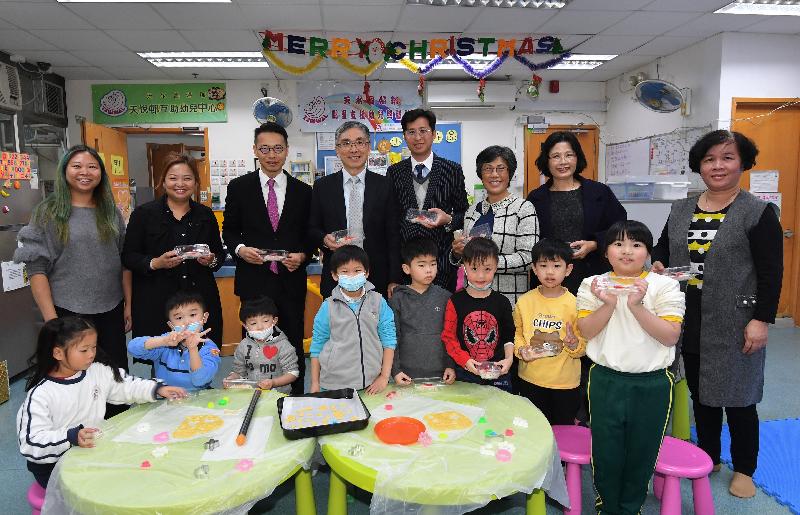 During his visit to Hong Kong Tin Shui Wai Women Association Tin Yuet Estate Mutual Help Child Care Centre today (January 24), the Secretary for Financial Services and the Treasury, Mr James Lau (back row, fourth left), is pictured with the District Officer of Yuen Long, Mr Enoch Yuen (back row, third left), as well as child carers and participants of the Neighbourhood Support Child Care Project. 