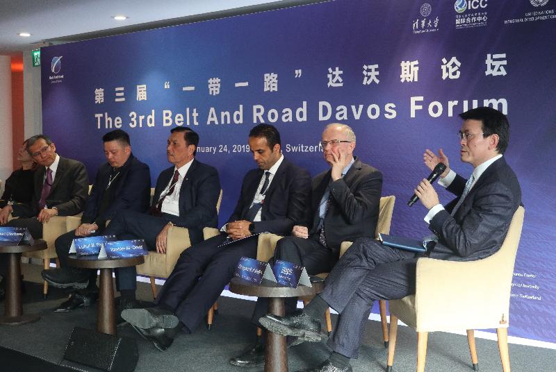 The Secretary for Commerce and Economic Development, Mr Edward Yau (first right), attended the 3rd Belt and Road Davos Forum in Davos, Switzerland, this morning (January 24, Davos time). Photo shows him speaking at a panel discussion entitled "Building the Belt and Road and Sharing the Benefits of the Economic Globalisation".
