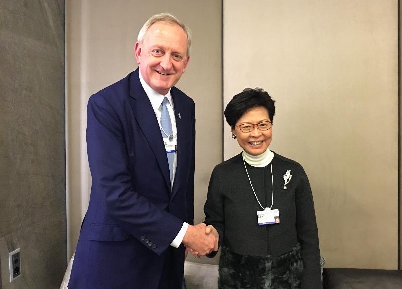 The Chief Executive, Mrs Carrie Lam, continued attending the World Economic Forum Annual Meeting in Davos, Switzerland yessterday (January 24, Davos time). Photo shows Mrs Lam (right), shaking hands with the Lord Mayor of London, Mr Peter Estlin.