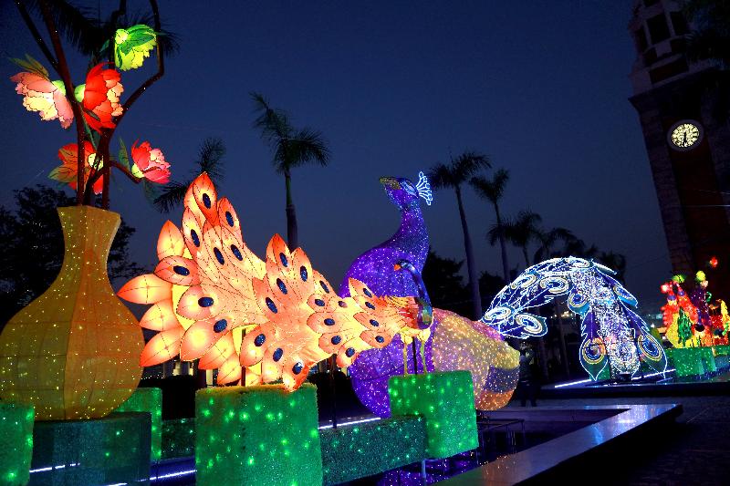 康樂及文化事務署現於香港文化中心露天廣場舉行春節專題綵燈展「雀屏春瑞耀香江」，與市民共迎新歲，綵燈將展出至二月二十四日。