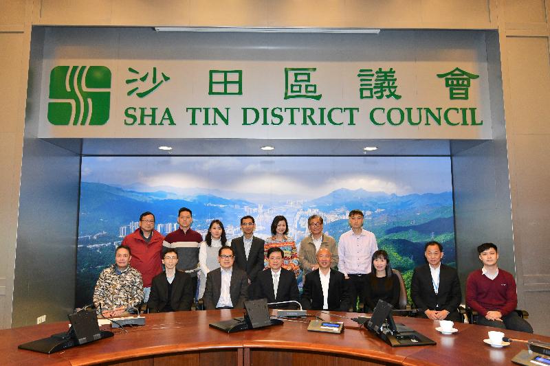 During his visit to Sha Tin this afternoon (January 25), the Secretary for Security, Mr John Lee (front row, fourth left), accompanied by the District Officer (Sha Tin), Miss Amy Chan (front row, third right), meets with the Chairman of the Sha Tin District Council, Mr Ho Hau-cheung (front row, fourth right), and other District Council members to exchange views on issues relating to the local law and order situation and people's livelihood.