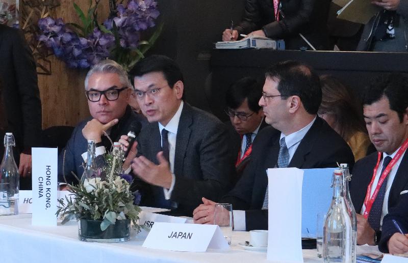 The Secretary for Commerce and Economic Development, Mr Edward Yau (second left), attended the World Trade Organization (WTO) Informal Ministerial Meeting on Electronic Commerce in Davos, Switzerland today (January 25, Davos time). Photo shows Mr Yau addressing the meeting on the topic “How can WTO negotiations capture opportunities offered by electronic commerce for all WTO Members?”