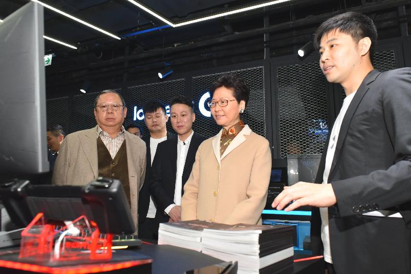 行政長官林鄭月娥今日（一月二十八日）出席CGA香港電競館開幕典禮。圖示林鄭月娥（右二）參觀電競館。
