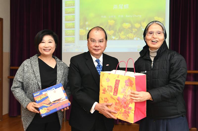 The Chief Secretary for Administration, Mr Matthew Cheung Kin-chung, today (January 28) visited the Marycove Center of the Sisters of the Good Shepherd (SGS). Photo shows Mr Cheung (centre) presenting gifts to the SGS's Director, Sister Bernadette Yuen (right), and the Center's Superintendent, Ms Eliza Poon (left).