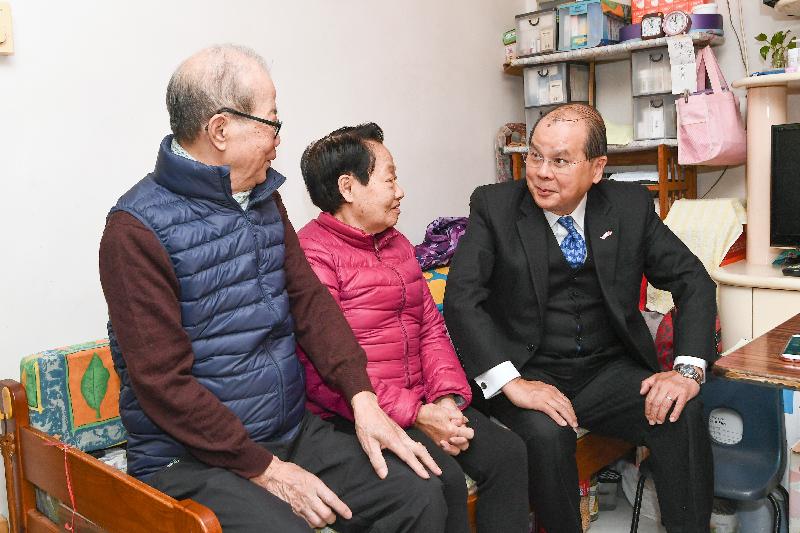 The Chief Secretary for Administration, Mr Matthew Cheung Kin-chung, today (January 28) visited elderly families at Yue Kwong Chuen in Aberdeen. Photo shows Mr Cheung (right) chatting with residents there.
