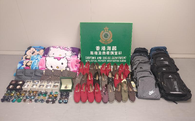 香港海关一月十三日、一月二十日及一月二十七日一连三个周日于中区采取执法行动，打击售卖侵权物品的流动小贩摊档，共检获约九百件怀疑侵权物品，估计市值约七万元。