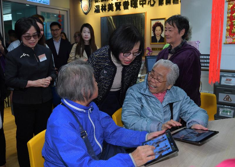 The Secretary for Food and Health, Professor Sophia Chan (centre), today (January 29) visited Po Leung Kuk Wan Lam May Yin Shirley Neighbourhood Elderly Centre and chatted with elderly people in the centre.